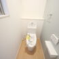 2階トイレには快適な温水洗浄便座付！便座が暖かいので快適に使用することができます。
