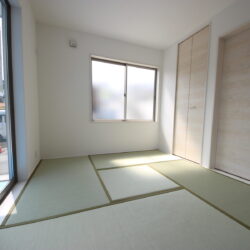 1階4.5帖の洋和室はLDKと廊下からの2Wayで出入りが可能です。客間としても利用がしやすいですね。和室