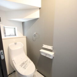 1階シャワートイレは掃除がしやすく便座が暖かいので快適に使用することができます！内装