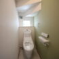 内装 1階シャワートイレは掃除がしやすく便座が暖かいので快適に使用することができます！