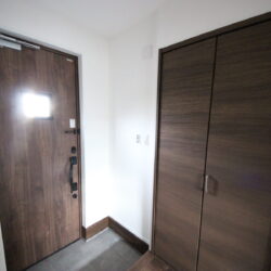 木製の玄関ドアは断熱性能があります。そしてあたたかい雰囲気があり、結露しらず！玄関